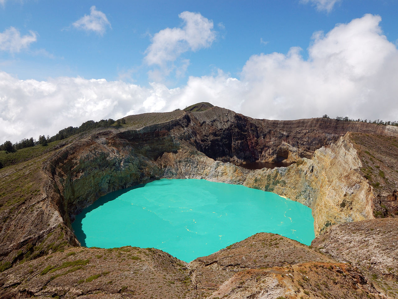 Illustration for article titled Absolutely Stunning Examples Of Lakes And Rivers With Unearthly Colors